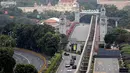 Terlihat dari Bay Hotel, iring-iringan mobil yang membawa pemimpin Korea Utara, Kim Jong-un memasuki Pulau Sentosa di Singapura, Selasa (12/6). Kim dan Presiden AS Donald Trump akan bertemu dalam KTT Korea Utara-AS di Hotel Capella. (AP/Wong Maye-E)