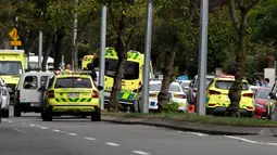 Sejumlah ambulans terparkir setelah penembakan di Masjid Al Noor, Christchurch, Selandia Baru, Jumat (15/3). Saksi mata mengatakan kepada wartawan New Zealand Stuff bahwa dia mendengar setidaknya 20 tembakan. (AP Photo/Mark Baker)