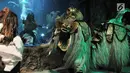 Pertunjukan kesenian khas Bali bertajuk "Barongan, An Epic Underwater Show" di akuarium utama Sea World Ancol, Jakarta, Senin (4/3). Pertunjukan itu dalam rangka memperingati Tahun Baru Saka atau dikenal dengan Hari Raya Nyepi. (merdeka.com/Iqbal Nugroho)