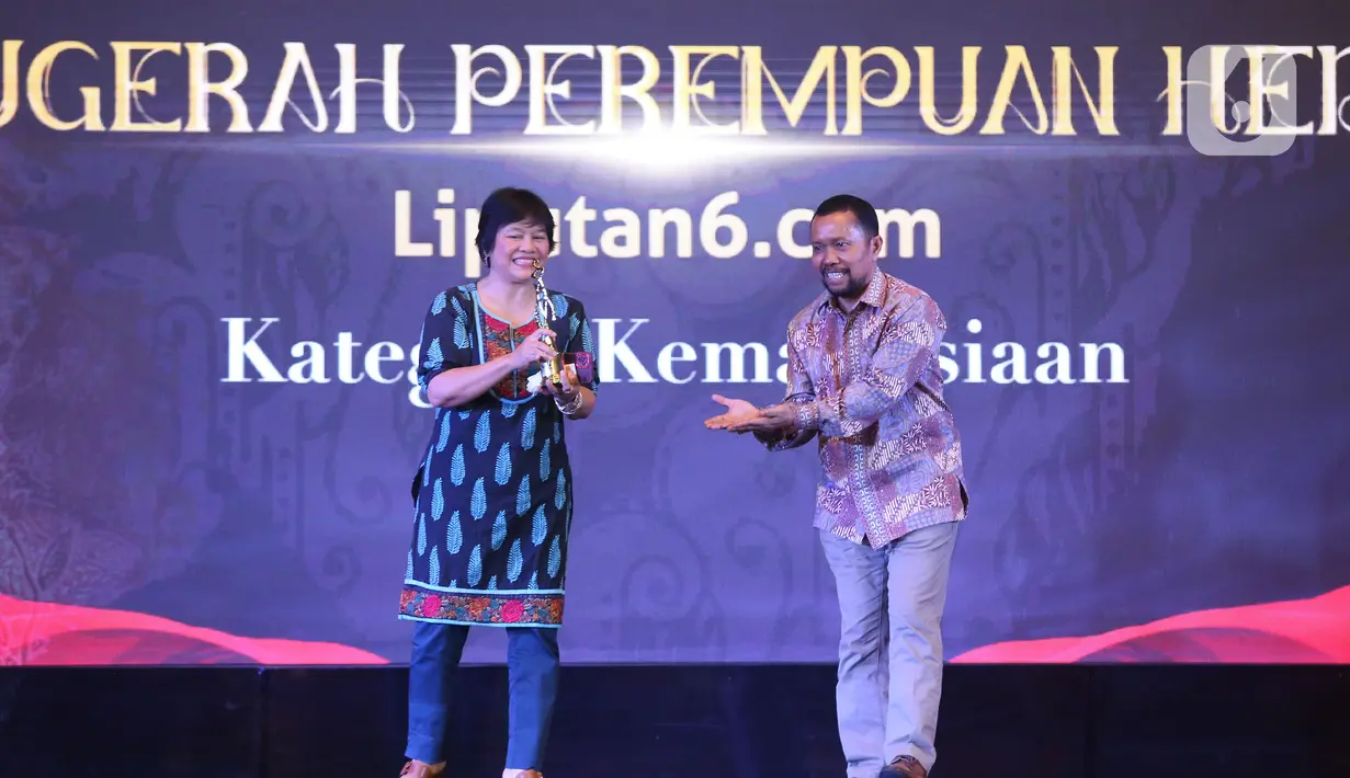 Penyelamat masa depan anak HIV/AIDS Roina Tarigan saat menerima Anugerah Perempuan Hebat Liputan6.com dengan Kategori Kemanusiaan dalam cara Cita dan Cipta 2024 yang diadakan Liputan6.com x Fimela di Hotel Shangri-La Jakarta, Rabu (31/7/2024) malam. (Liputan6.com/Angga Yuniar)
