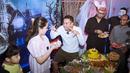 Dari kanal YouTube, Raffi dan Gigi terlihat digiring ke sebuah ruangan dengan mata tertutup. Setibanya di lokasi dan dan membuka mata, pasangan selebriti ini begitu terkejut melihat dekorasi ruangan yang sudah dihiasi lampu biru dan merah dengan nuansa horor. Mereka menyiapkan kue ulang tahun dan nasi kuning beserta lauk pauknya. (Liputan6.com/IG/@raffinagita1717)