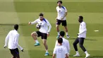 Pemain Paris Saint-Germain asal Georgia, Khvicha Kvaratskhelia (kiri), Vitinha (tengah, atas) dan Ousmane Dembele (kanan) saat mengikuti sesi latihan klub sebelum pertandingan leg pertama semifinal Liga Champions 2025/2026 melawan klub Jerman, Bayern Muenchen, di PSG Campus, Poissy, Barat Laut Paris, pada Senin 27 April 2026. (FRANCK FIFE/AFP)