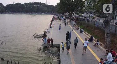 Foto udara memperlihatkan aktivitas warga di pedestrian Danau Sunter, Jakarta, Sabtu (27/6/2020). Beragam aktivitas dilakukan warga sambil menikmati waktu sore di area Danau Sunter, Jakarta. (Liputan6.com/Helmi Fithriansyah)