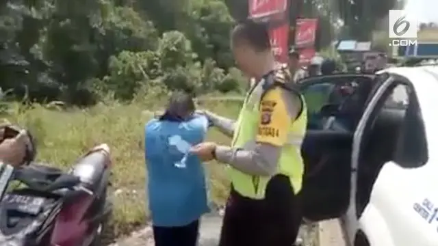 VIDEO: Bocah SMP Kempesi Ban Mobil Polisi