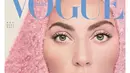 Berbalut busana dari Maison Valentino Haute Couture, Lady Gaga tampil serba pink di area kepala. Potret ini dipilih menjadi salah satu sampul yang menggambarkan perannya yang kuat di House of Gucci.