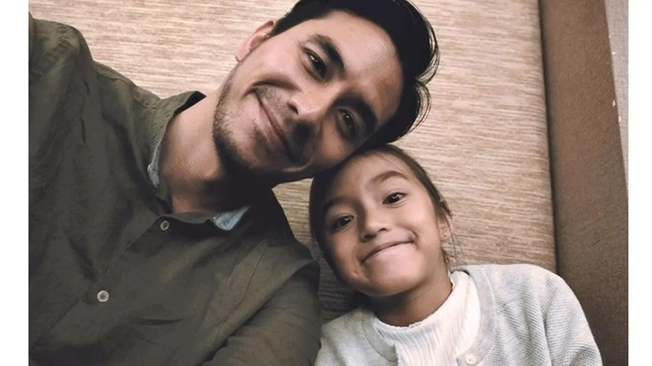 Jarang Tersorot, Ini 6 Potret Cantik Anak Bungsu Darius Sinathrya
