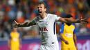 Penyerang Tottenham Hotspur, Harry Kane mencetak hattrick saat melawan APOEL Nicosia pada grup H Liga Champions di stadion GSP, Nicosia, Siprus (26/9). Spurs menang 3-0. (AP/Petros Karadjias)
