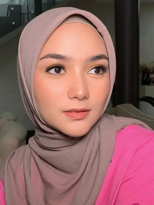 Meski pakai baju pink cerah, pesona natural Citra Kirana begitu terpancar dengan balutan hijab warna beige taupe ini. (Liputan6.com/IG/@citraciki)