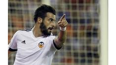 Alvaro Negredo striker Valencia mencetak gol luar biasa dari tengah lapangan dan membantu timnya lolos dari kekalahan melawan Rayo Vallecano, Sabtu (17/1/2016).