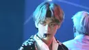 Saat tampil di AMA, V BTS tampil memukau dengan mengenakan jaket merek Gucci. Jaket yang dikenakan BTS ini berharga  Rp 106 juta. (Foto: koreaboo.com)
