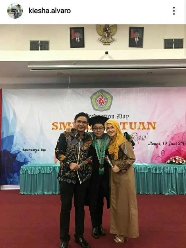 Wisuda Anak Pasha Ungu dan Okie Agustina