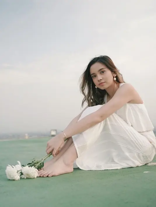 Gaya pelantun lagu Mengapa Kita #TerlanjurMencinta ini juga terlihat sederhana namun menawan dengan busana bernuansa putih. Tak sedikit netizen yang memuji penampilan sederhana Lyodra satu ini. (Liputan6.com/IG/@lyodraofficial)