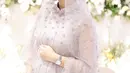 Wanita yang kini fokus pada bisnisnya ini pun kerap mengunggah mengenai kehamilan pertama di media sosial. Dirinya juga sering memamerkan baby bump yang sudah mulai membesar. (Liputan6.com/IG/@atriesangel)