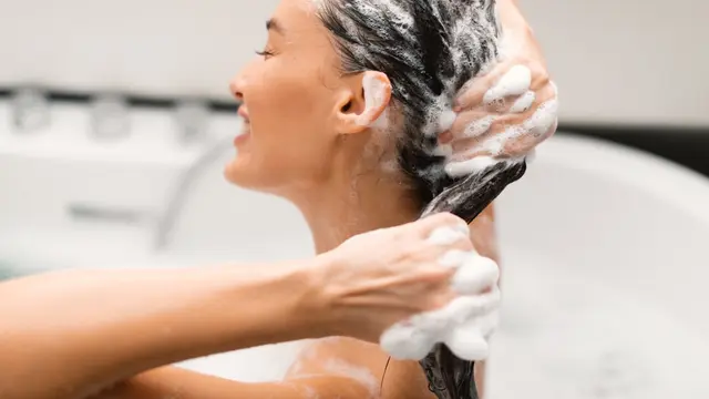 Tips Memilih Shampo Sesuai dengan Jenis dan Masalah Rambut Rontok, Biar Hasil Perawatan Makin Maksimal!