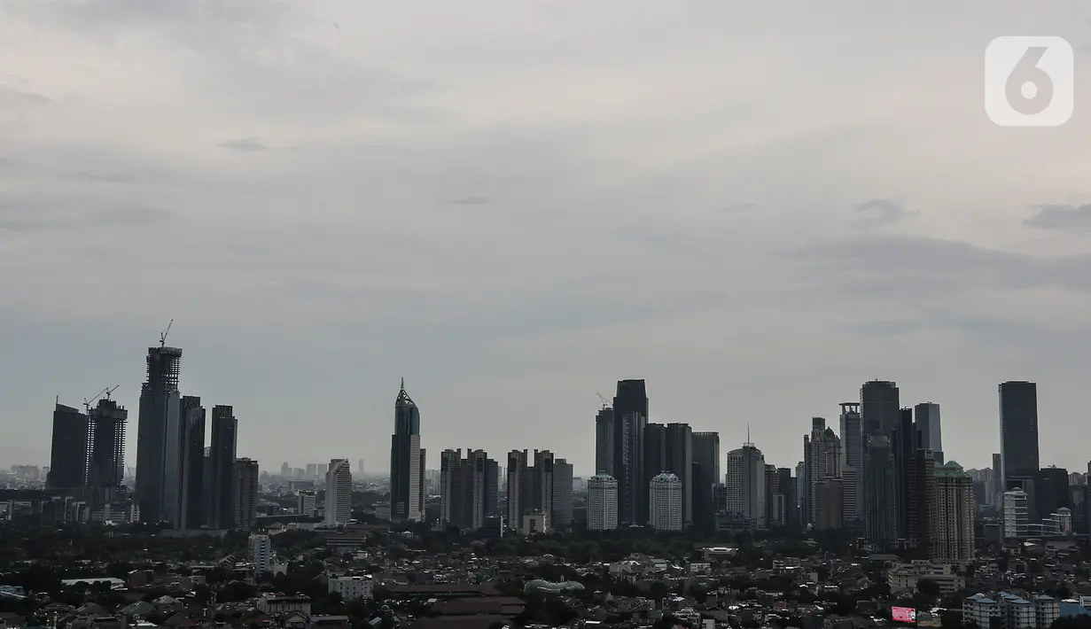 Lanskap permukiman dan gedung pencakar langit dari Senayan, Jakarta, Jumat (6/11/2020). Wakil Presiden Ma'ruf Amin mengatakan strategi pengembangan ekonomi syariah yang berfokus pada kelompok masyarakat miskin & pelaku UMKM merupakan langkah efektif mengurangi kemiskinan. (Liputan6.com/Johan Tallo)