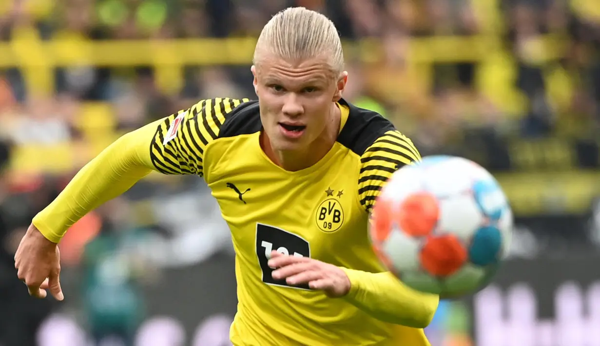 Erling Haaland menjatuhkan pilihannya untuk melanjutkan karier di Liga Inggris bersama Manchester City. Diketahui, ia pindah ke Etihad Stadium dengan nilai transfer sebesar 60 juta euro. Hal tersebut membuat Borussia Dortmund mendapatkan untung sebesar 40 juta euro. Selain dirinya, berikut ini sederet transfer termahal dari klub Bundesliga saat didatangkan ke Liga Inggris. (AFP/Ina Fassbender)