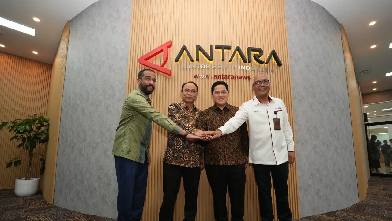 Menteri Badan Usaha Milik Negara (BUMN) Erick Thohir meresmikan gedung Antara Heritage Center (AHC), di kawasan Pasar Baru, Jakarta, Selasa (14/5/2024). (Arief/Liputan6.com)