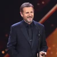 Aktor AS Liam Neeson memberi ucapan saat menerima penghargaan dalam acara Golden Camera di Hamburg, Jerman (22/2). Liam Neeson menerima penghargaan atas karirnya di dunia perfilman. (Christian Charisius / POOL / AFP)