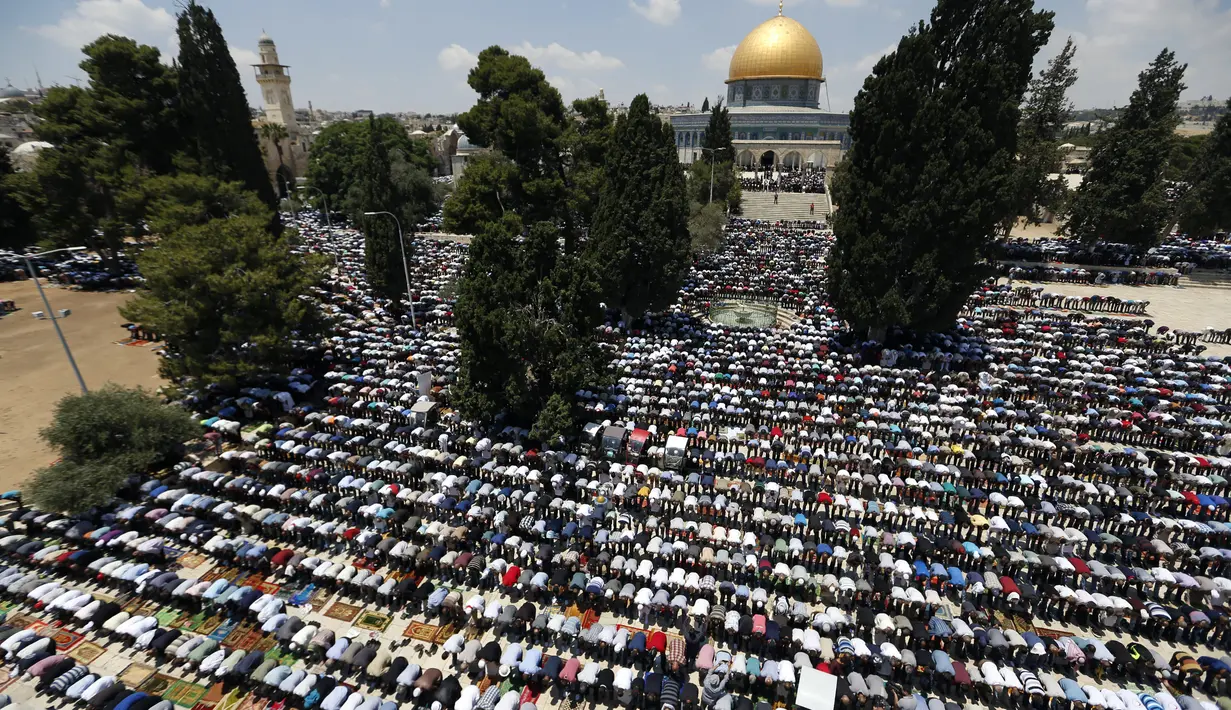 Muslim Palestina menghadiri Salat Jum'at pertama bulan suci Ramadhan di luar Dome of the Rock di kompleks masjid al-Aqsa di Yerusalem, Jumat (2/6). (AFP PHOTO / Ahmad GHARABLI)