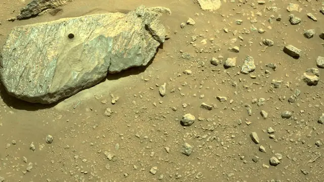 Lubang bor dari upaya pengumpulan sampel kedua Perseverance yang difoto oleh salah satu kamera navigasi rover. (Sumber: NASA/JPL-Caltech)