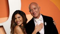 Jeff Bezos, salah satu orang terkaya di dunia akan menikahi Lauren Sanchez, seorang jurnalis dan pakar penerbangan. (Dok: AFP/Michael Tran)