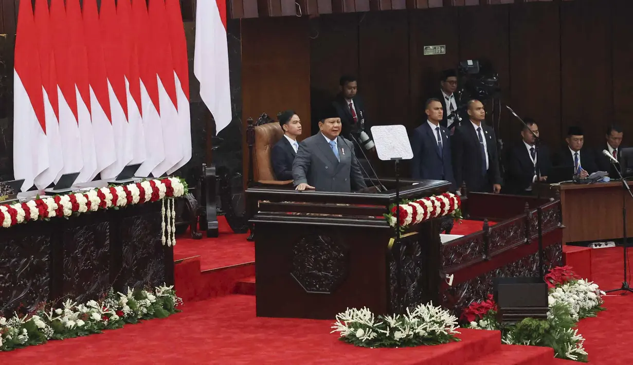 Program tersebut mencakup Makan Bergizi Gratis (MBG) di sekolah, Cek Kesehatan Gratis (CKG), hingga penyaluran beragam bantuan sosial serta dukungan usaha. (Ajeng Dinar Ulfiana/POOL/AFP)