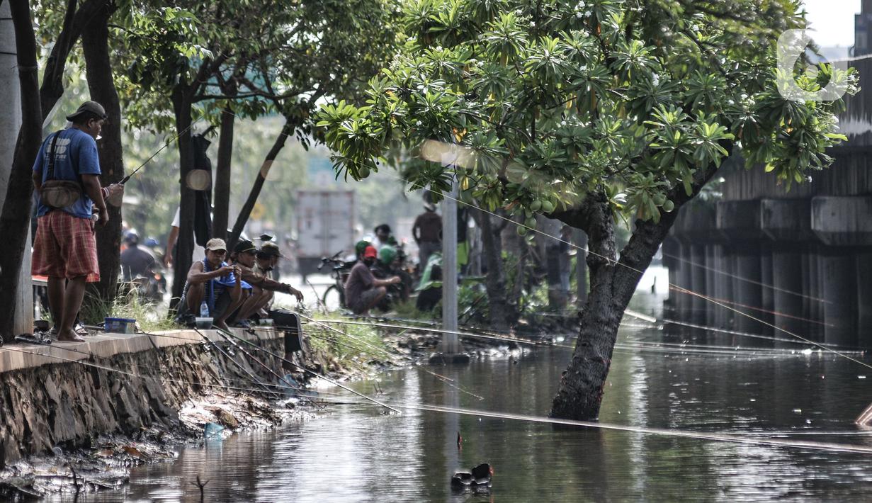 Warga saat memancing di Kali Ancol, Jakarta Utara, Kamis (11/3/2021). Ikan yang biasa didapat warga antara lain bawal dan mujair. (merdeka.com/Iqbal S. Nugroho)