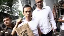 Dua terdakwa dugaan asusila Neil Bantleman dan Ferdinant Tjiong (tengah) saat akan menjalani sidang perdana di Pengadilan Negeri Jakarta Selatan, Selasa (2/12/2014). (Liputan6.com/Faizal Fanani)