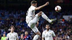 Gelandang Real Madrid, Marcos Llorente, mengontrol bola saat melawan Huesca pada laga La Liga Spanyol di Stadion Santiago Bernabeu, Madrid, Minggu (31/3). Madrid menang 3-2 atas Huesca. (AFP/Javier Soriano)