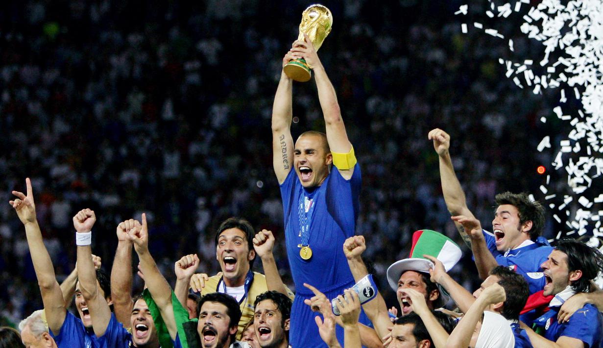 Namun, Cannavaro membalikkan kecenderungan tersebut. Piala Dunia 2006 seolah jadi bukti bahwa bek bisa juga bersinar. (AFP/Nicolas Asfouri)