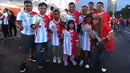 Sejumlah suporter asal Makssar berpose di depan fotografer sebelum laga FIFA Matchday antara Timnas Indonesia melawan Argentina di Satdion Utama Gelora Bung Karno (SUGBK), Senayan, Jakarta, Senin (19/06/2023). (Bola.com/Bagaskara Lazuardi)