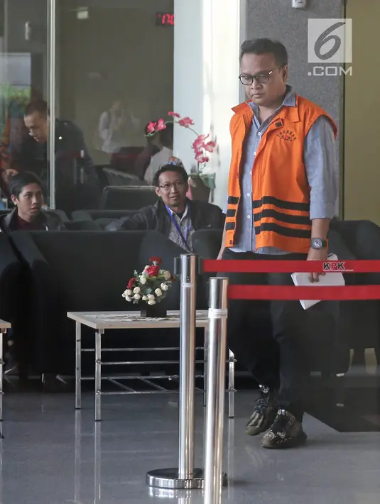 Tersangka Irvanto Hendra Pambudi mengenakan rompi oranye seusai pemeriksaan di gedung KPK, Jakarta, Senin (2/4). Irvanto kembali menjalankan pemeriksaan lanjutan pengembangan kasus dugaan korupsi proyek pengadaan E-KTP. (Liputan6.com/Herman Zakharia)