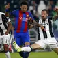 Penyerang Barcelona Neymar (tengah) berusaha melewati hadangan pemain Juventus saat perempat final leg pertama Liga Champions antara Juventus vs Barcelona di Juventus Stadium, Italia, Rabu (12/4). Barca kalah 3-0. (AFP PHOTO / MIGUEL MEDINA)