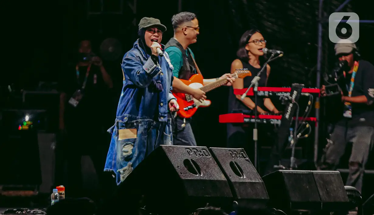 Grup musik Potret tampil pada hari kedua Synchronize Fest 2022 di Gambir Expo Kemayoran, Jakarta, Sabtu (8/10/2022). Potret tampil menghibur pengunjung festival musik Synchronize Fest 2022 dengan membawakan hits-hitsnya seperti Bunda, Anak Sekolah, Musim Putus, Galih Ratna, Salah, dan sebagainya. (Liputan6.com/Faizal Fanani)