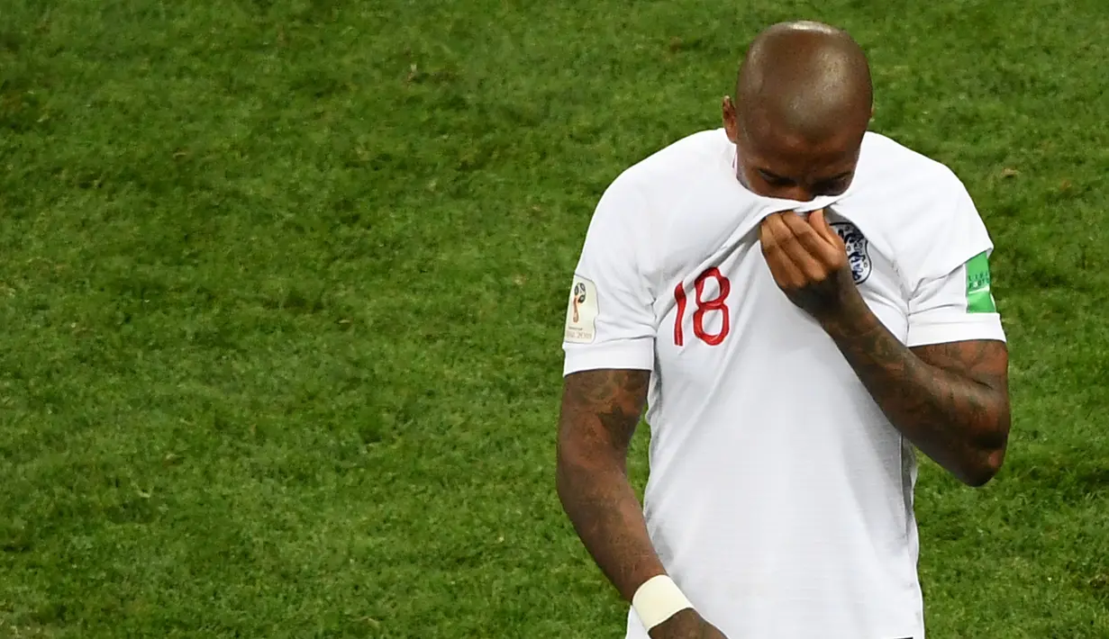 Bek Inggris, Ashley Young, tampak kecewa usia dikalahkan Kroasia pada laga semifinal Piala Dunia di Stadion Luzhniki, Moskow, Rabu (11/7/2018). Inggris kalah 1-2 dari Kroasia. (AFP/Jewel Samad)
