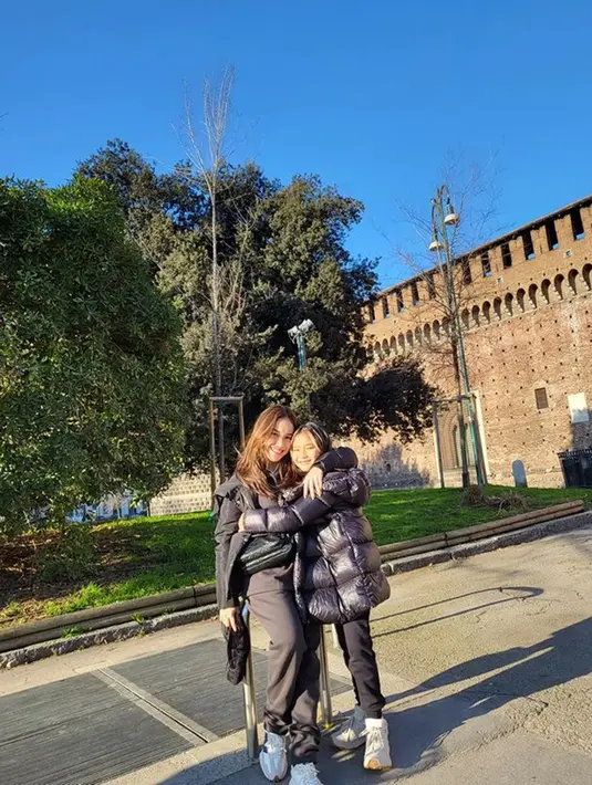 Dalam unggahan terbarunya, Ayu Ting Ting mengajak keluarganya untuk berlibur di Milan, Italia. Dirinya pun memperlihatkan ekspresi bahagia saat bisa kembali liburan di luar negeri. (Liputan6.com/IG/@ayutingting92)