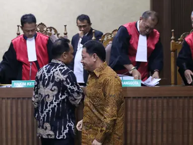 Terdakwa dugaan korupsi pengadaan lahan Bandara Bobong pada APBD Kabupaten Kepulauan Sula tahun 2009 Zainal Mus (kiri) dan Ahmad Hidayat Mus usai sidang pembacaan tuntutan di Pengadilan Tipikor, Jakarta, Kamis (14/3). (Liputan6.com/Helmi Fithriansyah)