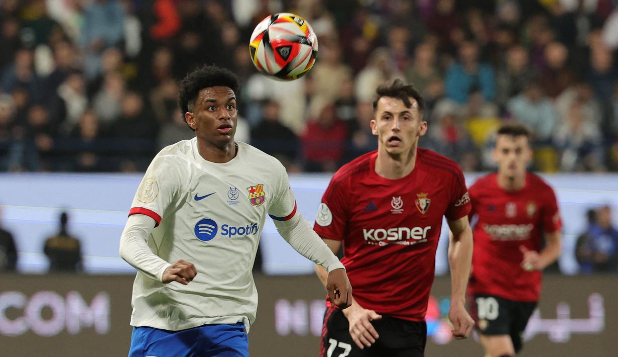 Pemain Barcelona, Alejandro Balde (kiri) berusaha mengontrol bola pada babak semifinal Piala Super Spanyol melawan Osasuna di Stadion Al-Awwal, Riyadh, Arab Saudi, Kamis (11/01/2024). (AFP/Giuseppe Cacace)