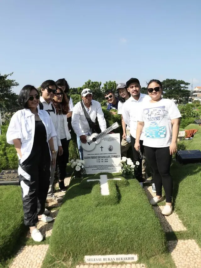 6 Momen Mutia Ayu Ziarah ke Makam Glenn Fredly, Kenang Satu Tahun Meninggalnya