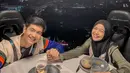 Ria Ricis dan Teuku Ryan semringah saat dinner romantis di Lounge In The Sky, Jakarta. (Foto: Instagram/ riaricis1795)