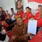 Anggota DPRD Kota Semarang dari PDIP, Supriyadi memamerkan formulir pendaftaran calon wali kota dan wakil wali kota Semarang dari PDIP. Foto: liputan6.com/edhie prayitno ige&nbsp;