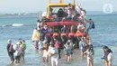 <p>Wisatawan antre naik ke kapal boat menuju kawasan wisata Nusa penida dan Nusa lembongan di Pelabuhan Sanur, Denpasar, Bali, Senin (2/5/20222). Lebih dari seribu wisatawan tiap harinya melakukan perjalanan wisata pulang pergi. (merdeka.com/Arie Basuki)</p>