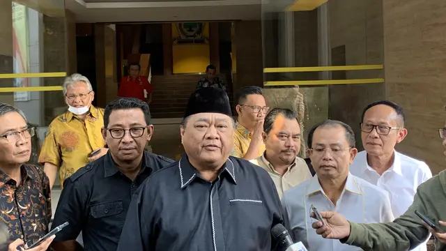 Anggota Dewan Pakar Partai Golkar Ridwan Hisjam usai menghadiri sidang Dewan Etik Partai Golkar terkait isu Musyawarah Luar Biasa (Munaslub).