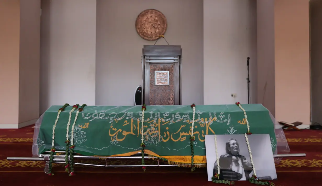 Setelah keluar dari Rumah Sakit Pondok Indah, Bintaro Tangerang Selatan, jenazah Yockie Suryo Prayogo langsung di salatkan di Masjid Bani Umar. (Adrian Putra/Bintang.com)