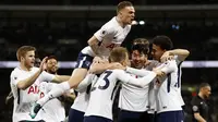 Para pemain Tottenham merayakan gol Christian Eriksen saat melawan Manchester United pada lanjutan Premier League di Wembley stadium, (31/1/2018). Spurs menang 2-0. (AP/Kirsty Wigglesworth)