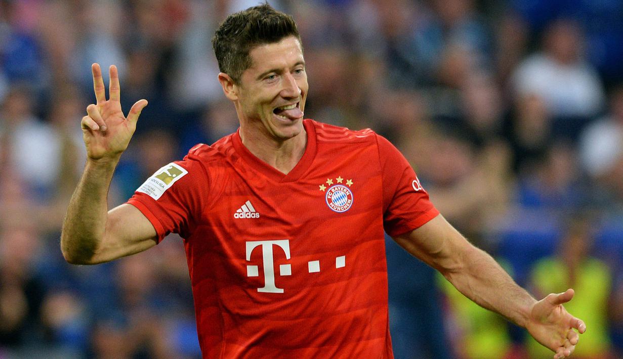 Striker Bayern Munchen, Robert Lewandowski, merayakan gol yang dicetaknya ke gawang Schalke pada laga Bundesliga di Veltins-Arena, Gelsenkirchen, Sabtu (24/8). Schalke kalah 0-3 dari Munchen. (AFP/Uwe Kraft)
