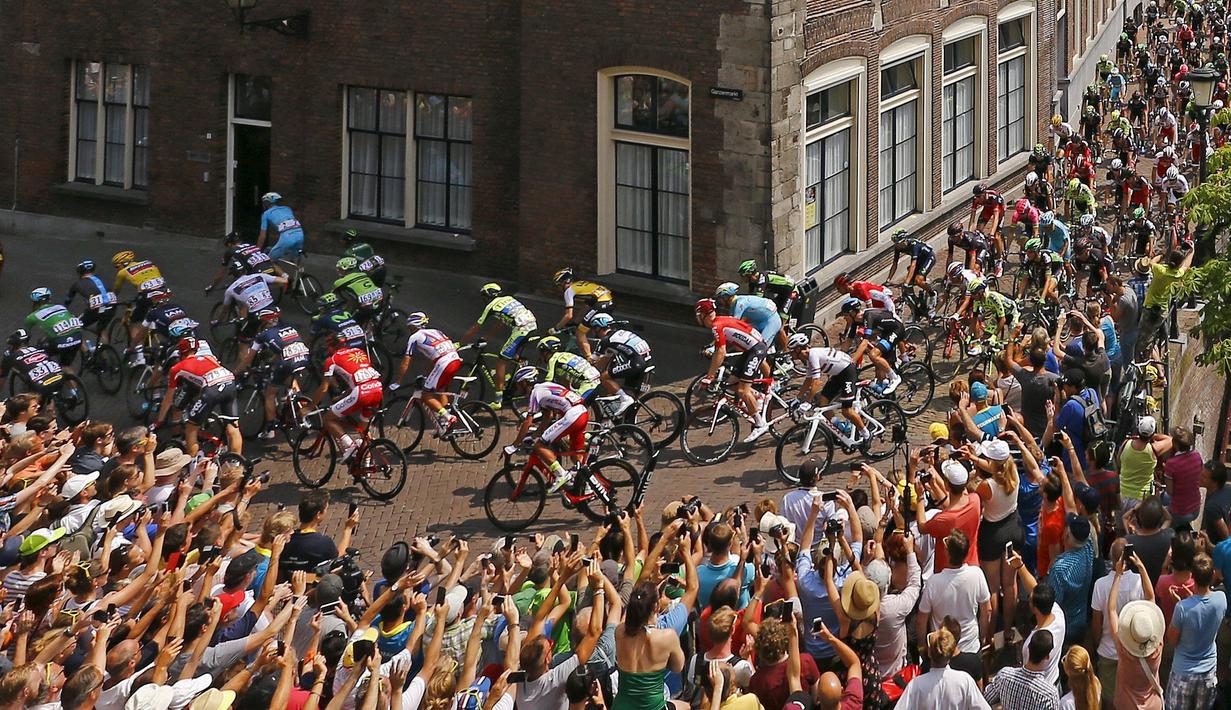 Para pebalap sedang berlomba di Etape 2 Tour de France yang berjarak 166 km antara Utrecht dan Vrouwenpolder, Belanda. (5/7/2015)(Reuters/STEFANO RELLANDINI)