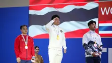 Lifter Indonesia, Rahmat Erwin Abdullah (tengah), meraih medali emas angkat besi kelas 88 kg di SEA Games 2025, Selasa (16/12/2025). (NOC Indonesia)