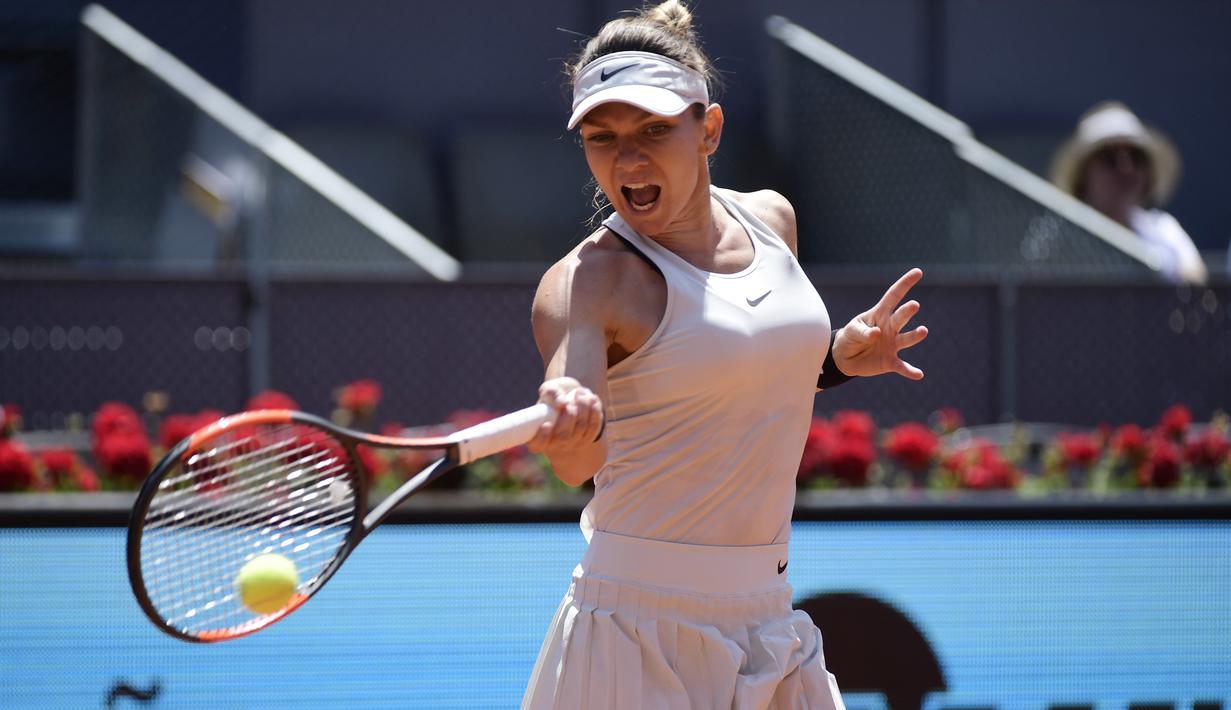 Petenis Romania, Simona Halep beraksi saat melawan petenis Republik Ceska, Karolina Pliskova pada ajang WTA Madrid Open di Caja Magica, Madrid, (10/5/2018). (AFP/Javier Soriano)