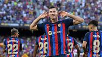 Barcelona akhirnya mampu menutup laga dengan kemenangan 4-0. Dua gol lainnya dicetak oleh Pedri (42') dan Sergi Roberto (90+2'). Kemenangan tersebut membuat Lewandowski dkk berhasil menempati urutan ketiga klasemen dengan raihan 7 poin. (AFP/Josep Lago)